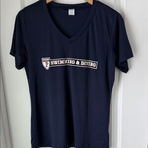 Excellent Condition. Women’s Large V-Neck U Penn Top